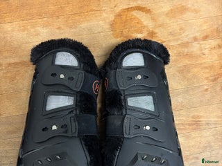 Benskydd hästutrustning till salu: Svarta benskydd strl FULL i Ucklum - Annons 2