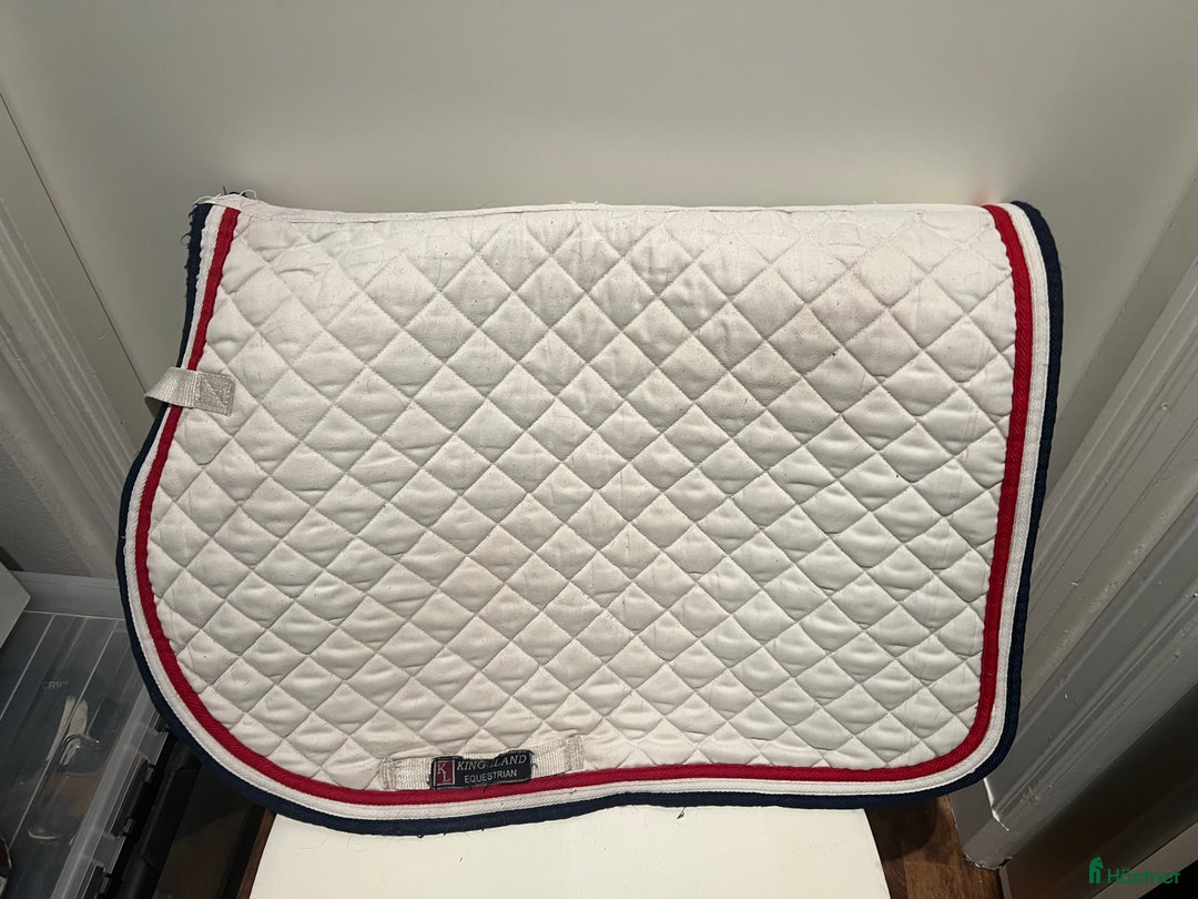 Schabrak & Vojlockar hästutrustning till salu: Vitt hopp schabrak i Åre - Annons 1