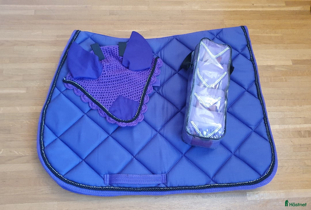 Schabrak & Vojlockar hästutrustning till salu: Schabrak med matchande huva och benlindor i Haninge - Annons 1