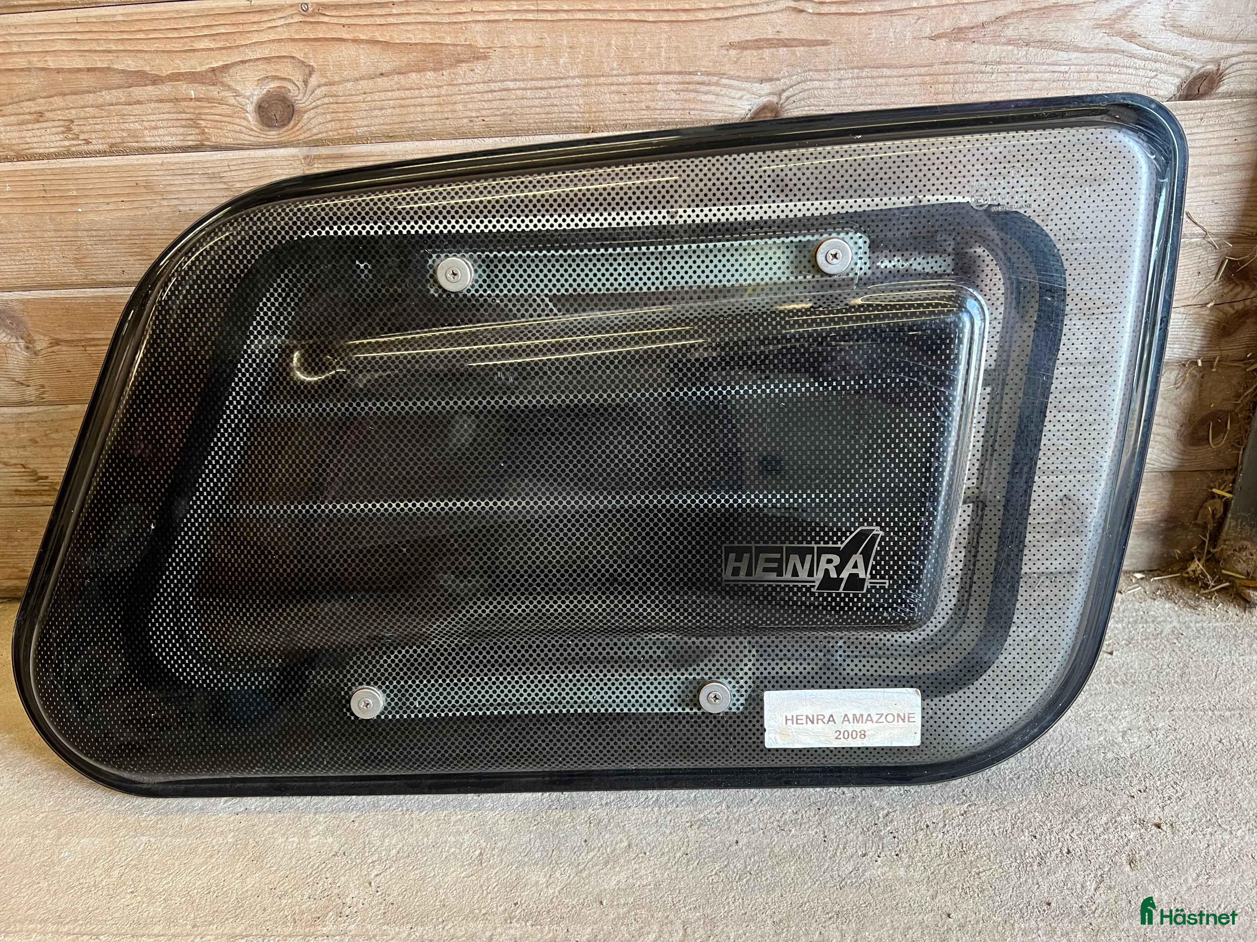 Övrig utrustning övrig utrustning till salu: Fönster till hästtransport i Falköping - Annons 24