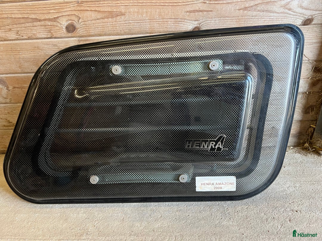 Övrig utrustning övrig utrustning till salu: Fönster till hästtransport i Falköping - Annons 1