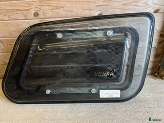 Övrig utrustning övrig utrustning till salu: Fönster till hästtransport i Falköping - Annons 24