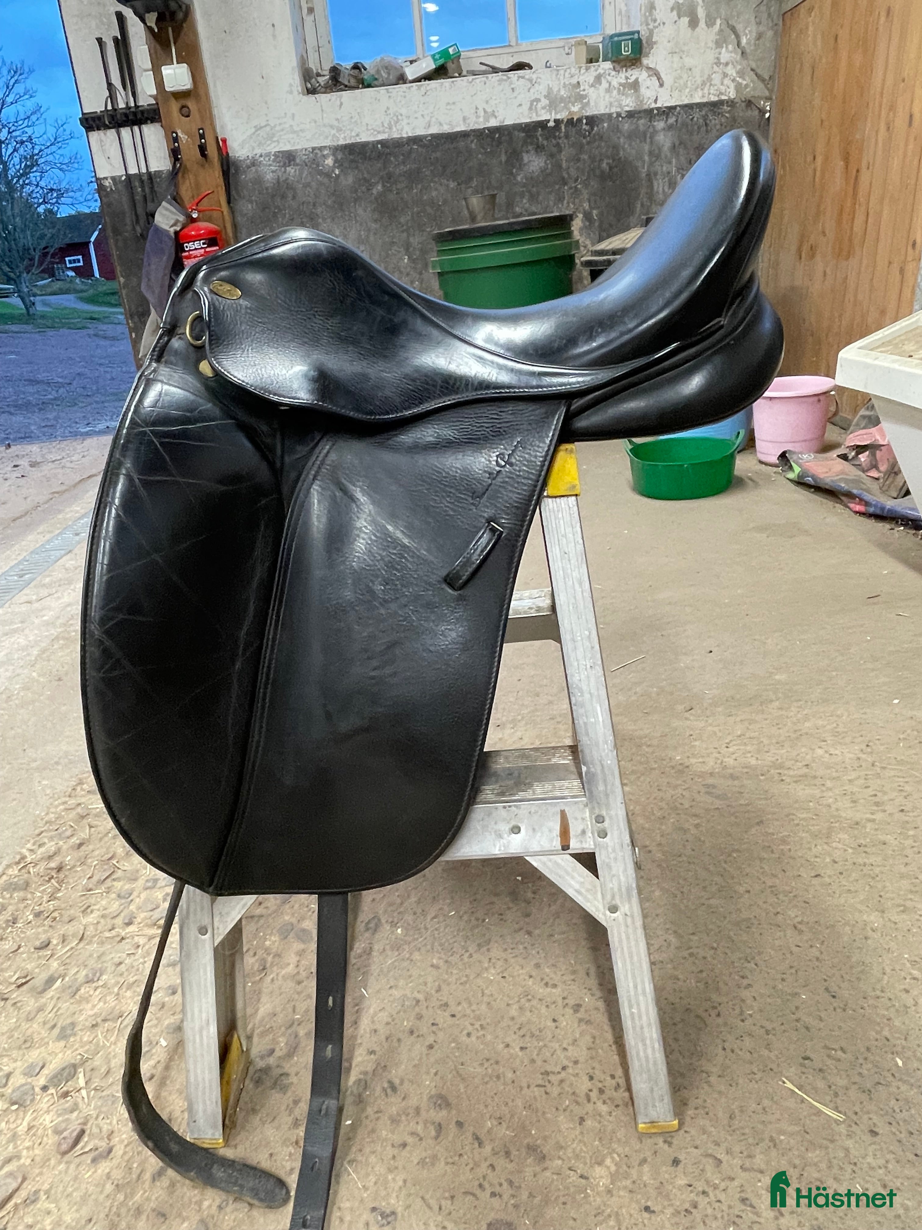 Sadlar hästutrustning Svart dressyrsadel 17.5 tum - Annons 12