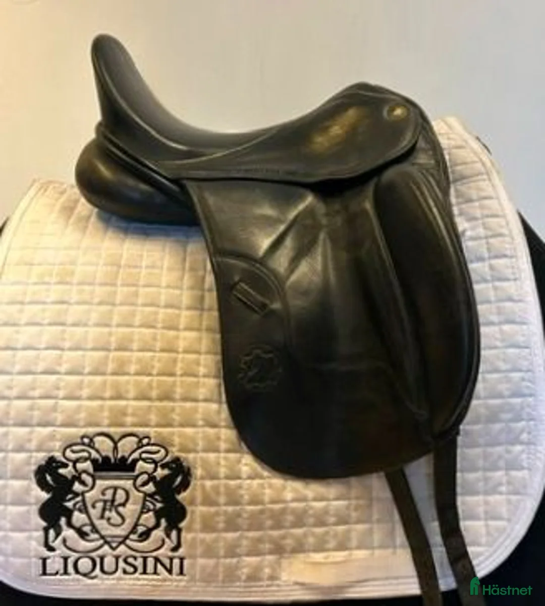 Sadlar hästutrustning till salu: Dressyrsadel Henning 16,5" - Annons 1