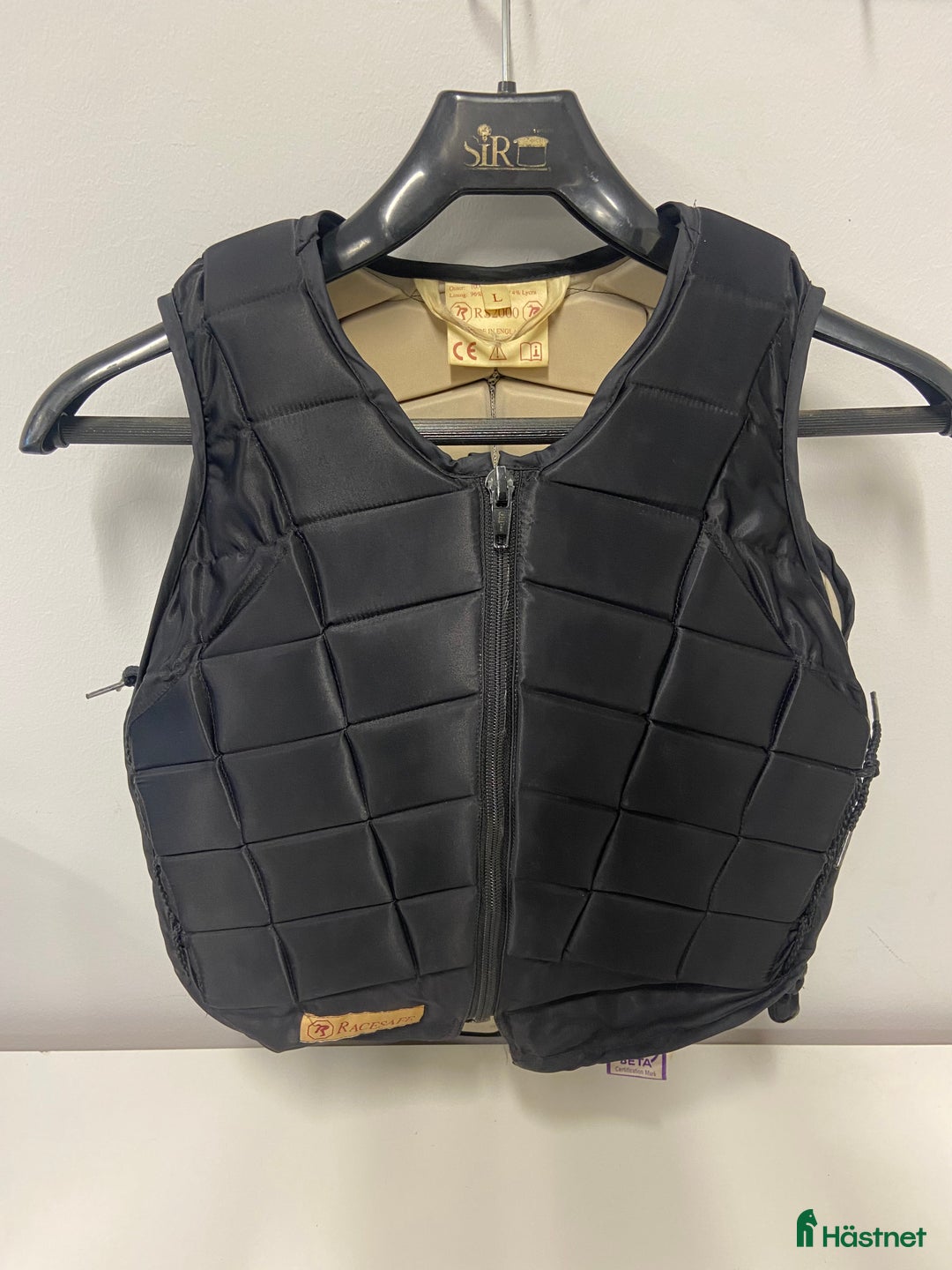 Säkerhetsvästar ryttarutrustning till salu: 2 ridvästar till salu i Tibro - Annons 7