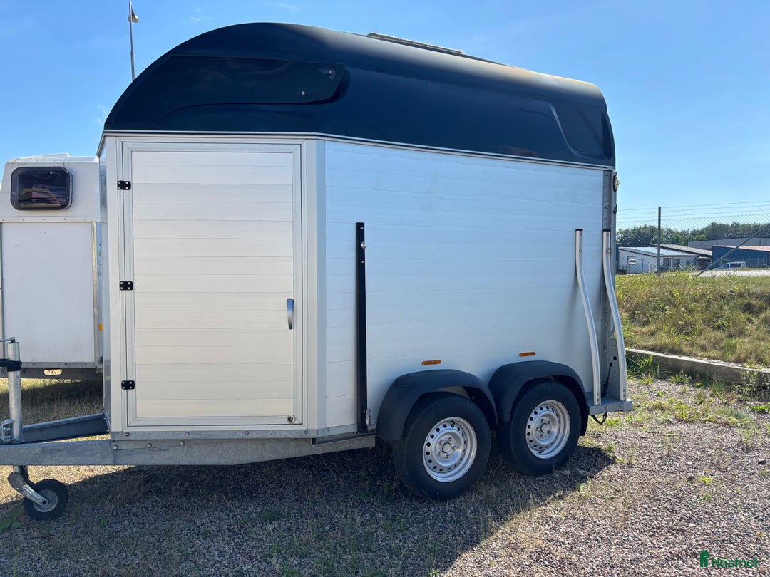 Hästtransporter  fordon & transport till salu: Sirius med sadelkammare i Skurup - Annons 1