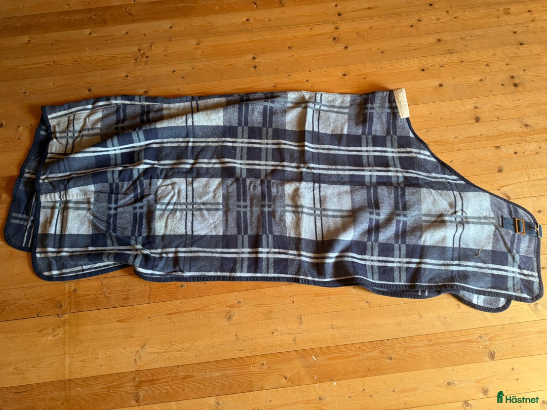 Täcken hästutrustning till salu: Fint, tjockt fleecetäcke utan gjordar i Ystad - Annons 1