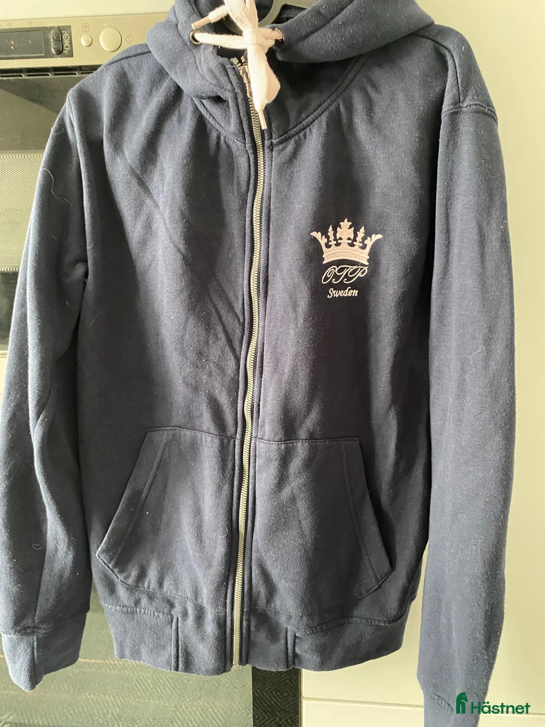 Övrigt Ridkläder ryttarutrustning till salu: Snygg marinblå hoodie  - Annons 1
