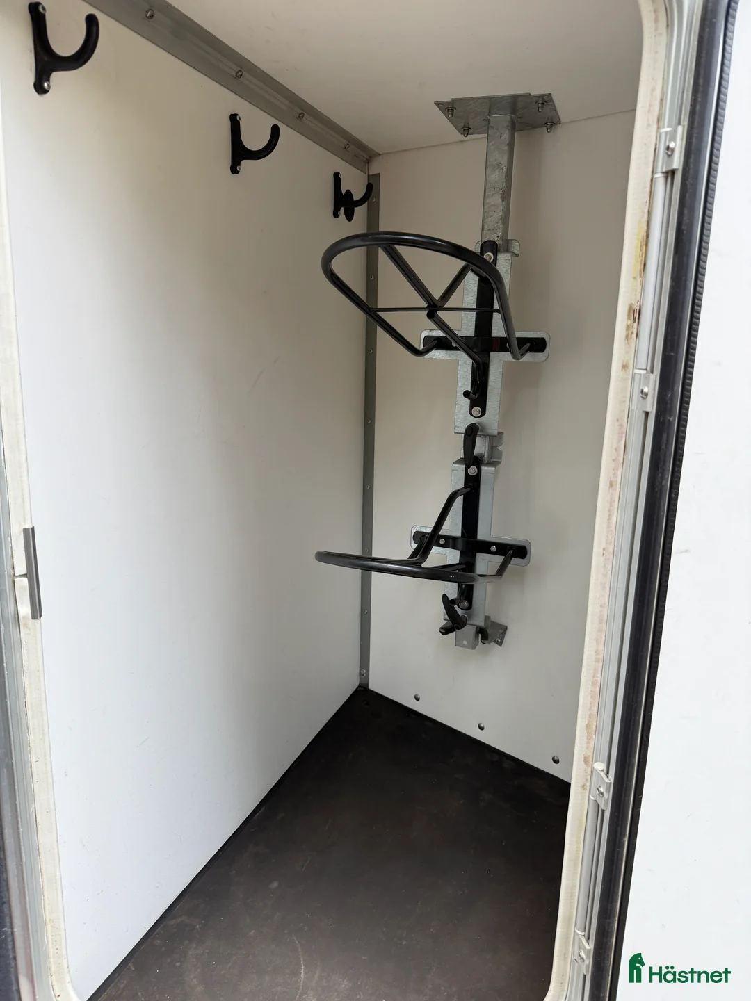 Hästtransporter  fordon & transport till salu: Thule Royal XT med renoveringsbehov i Sundbyberg - Annons 6