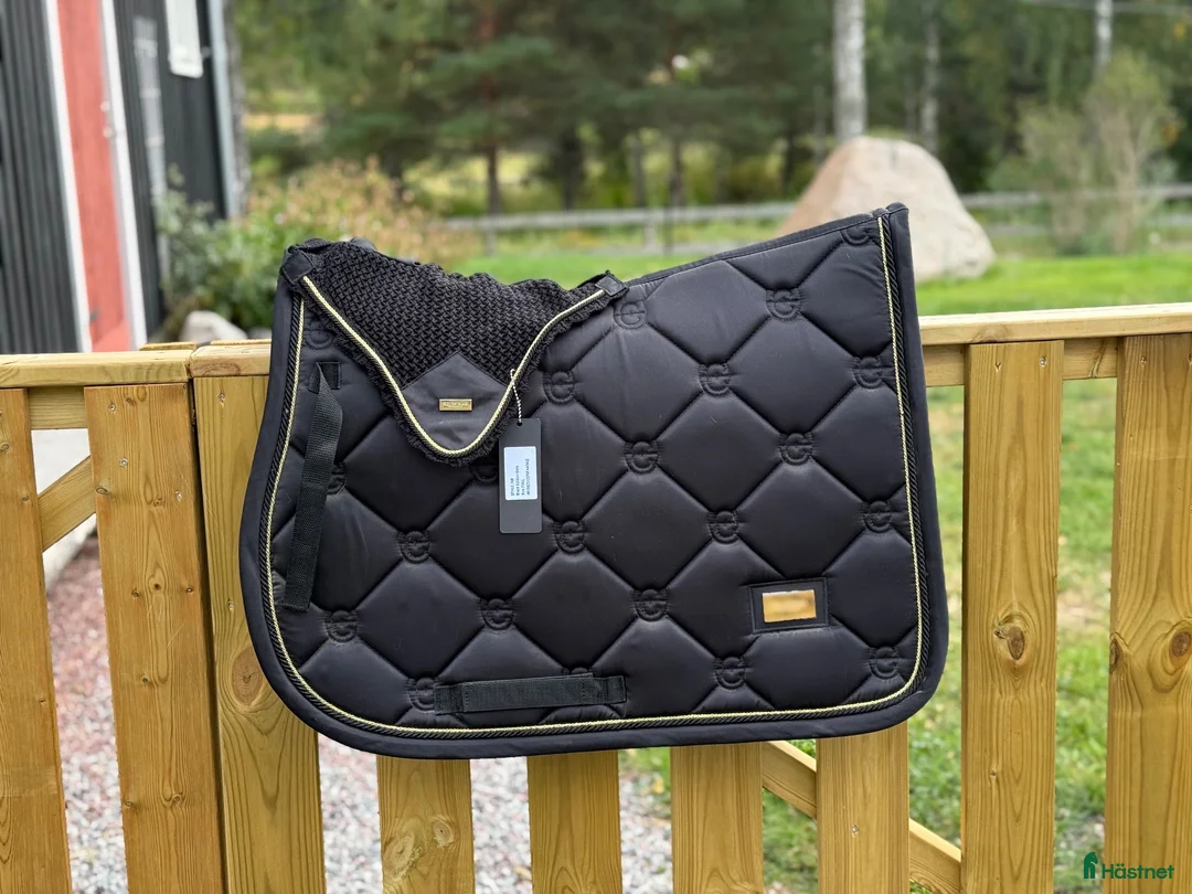Schabrak & Vojlockar hästutrustning till salu: Equestrian Stockholm set med schabrak och huva i Åkersberga - Annons 1