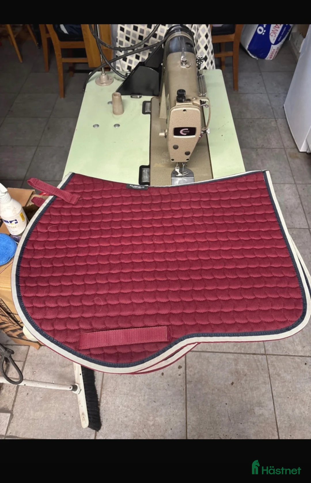 Schabrak & Vojlockar hästutrustning till salu: Vinrött allround schabrak! - Annons 1