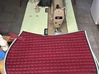 Schabrak & Vojlockar hästutrustning Vinrött allround schabrak! - Annons 1