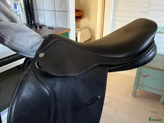 Sadlar hästutrustning till salu: Lippo hoppsadel - Annons 1