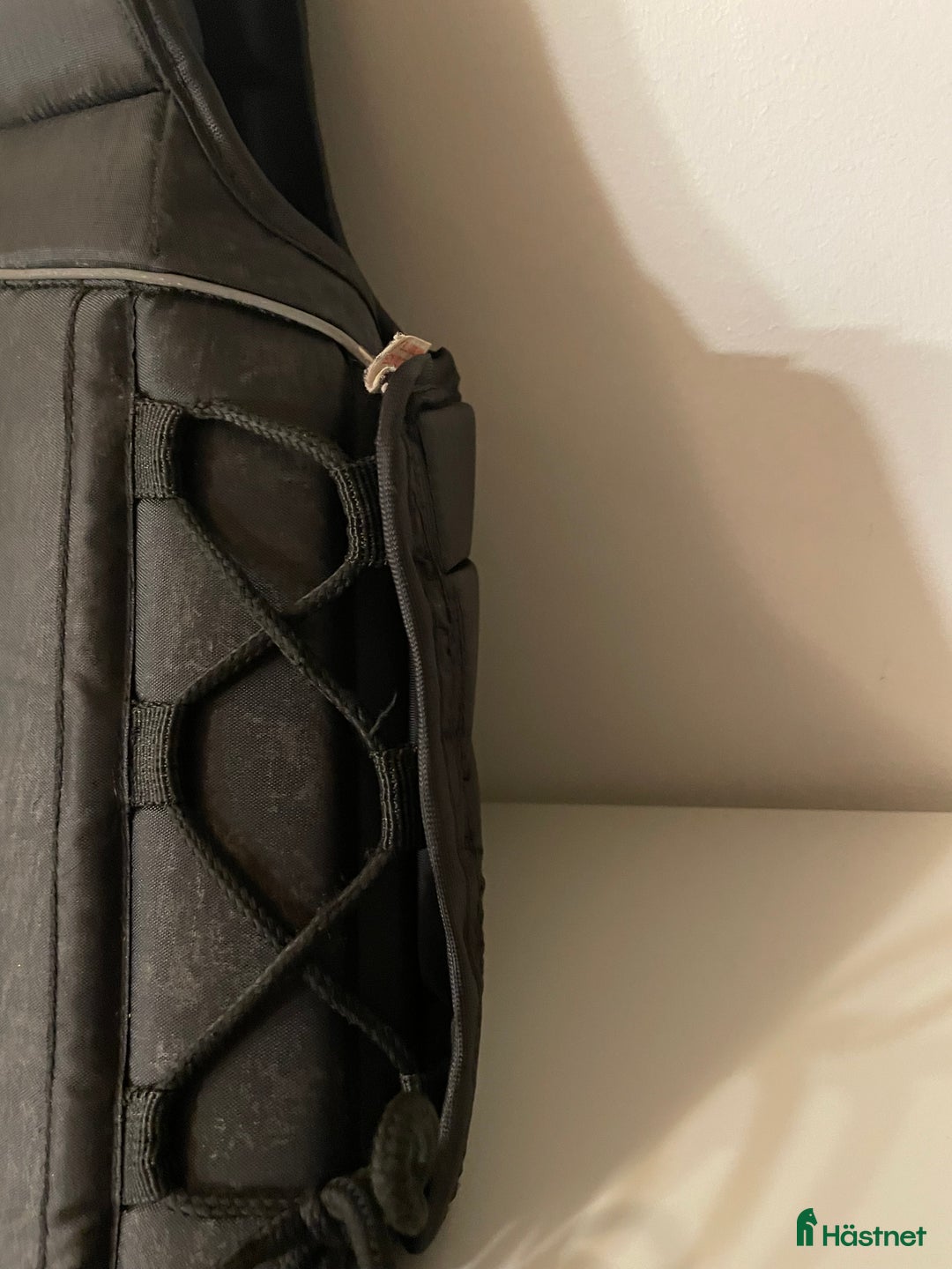 Säkerhetsvästar ryttarutrustning till salu: Svart ridväst till salu i Södertälje - Annons 2