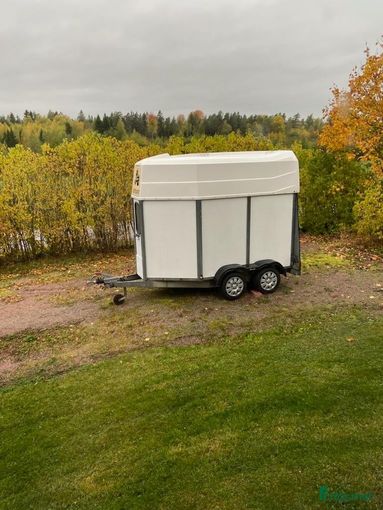 Hästtransporter  fordon & transport till salu: Nymålad hästtransport - Annons 1