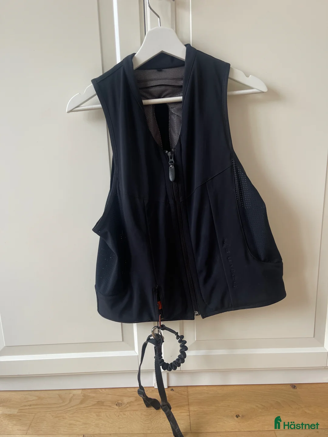 Säkerhetsvästar ryttarutrustning till salu: Airbag Freejump inkl 6 patroner - Annons 1