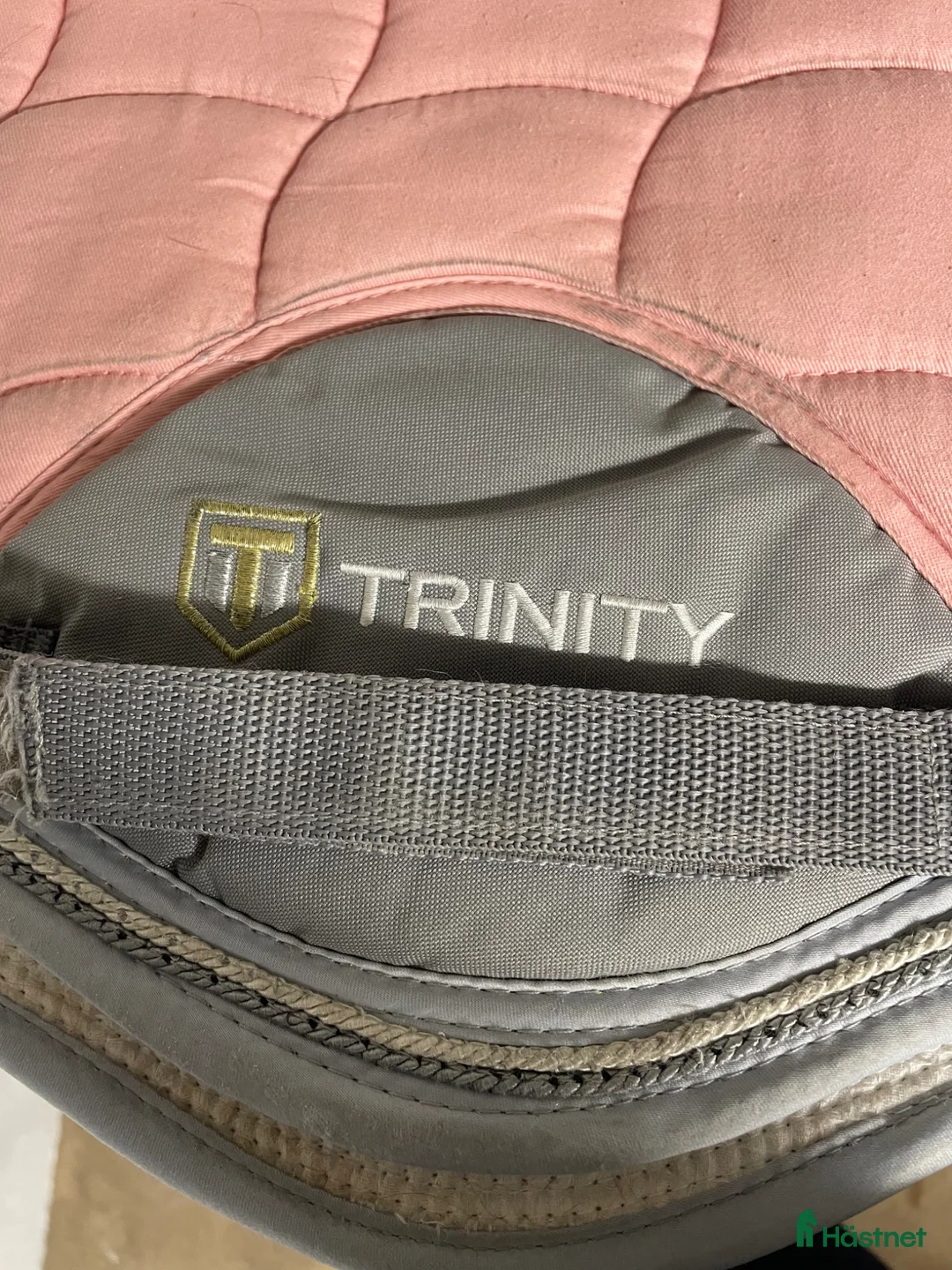 Schabrak & Vojlockar hästutrustning till salu: Fint rosa schabrak  - Annons 2