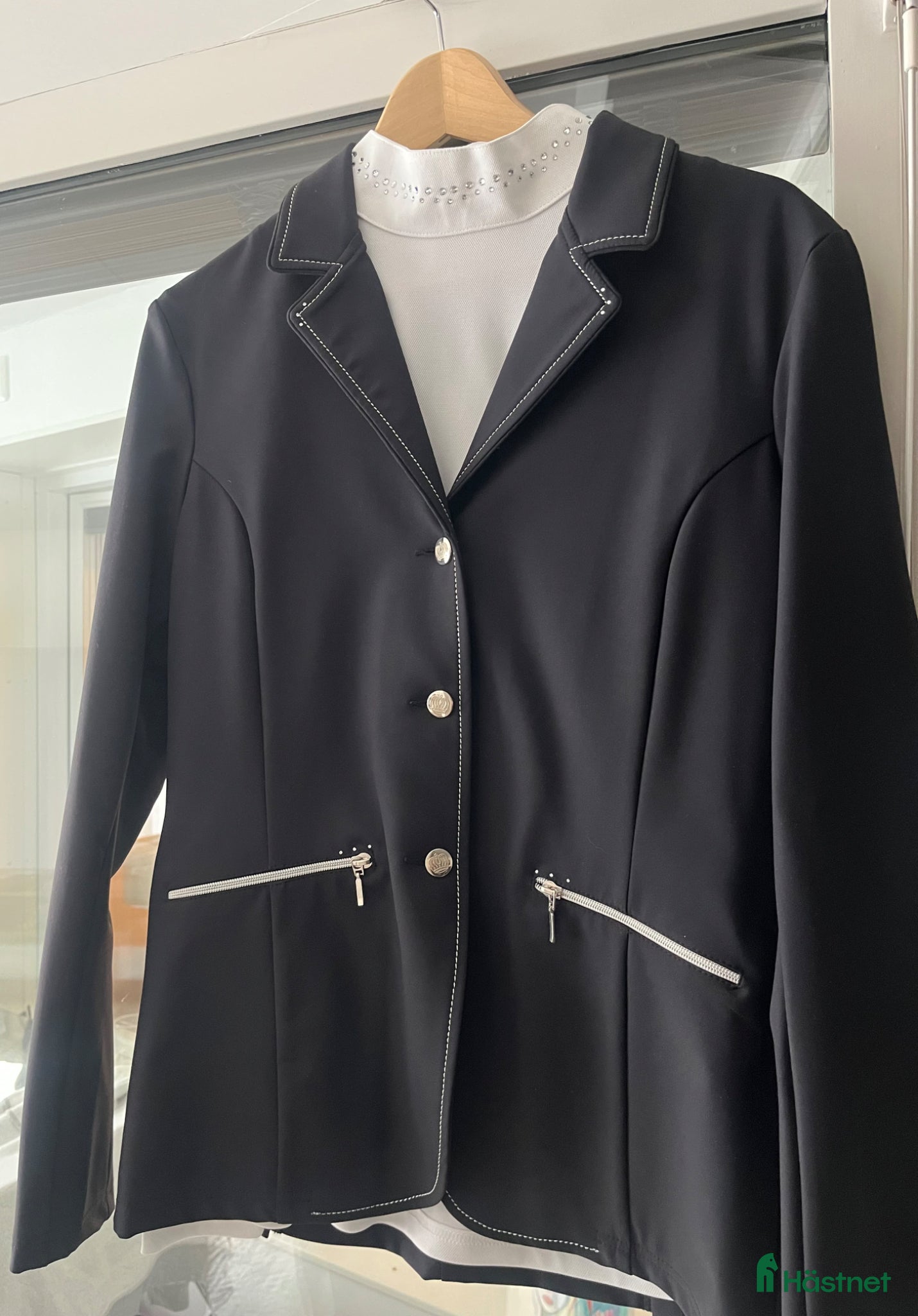 Jackor & Kavajer ryttarutrustning till salu: Ny oanvänd Kavaj + tävlingstopp - Annons 3