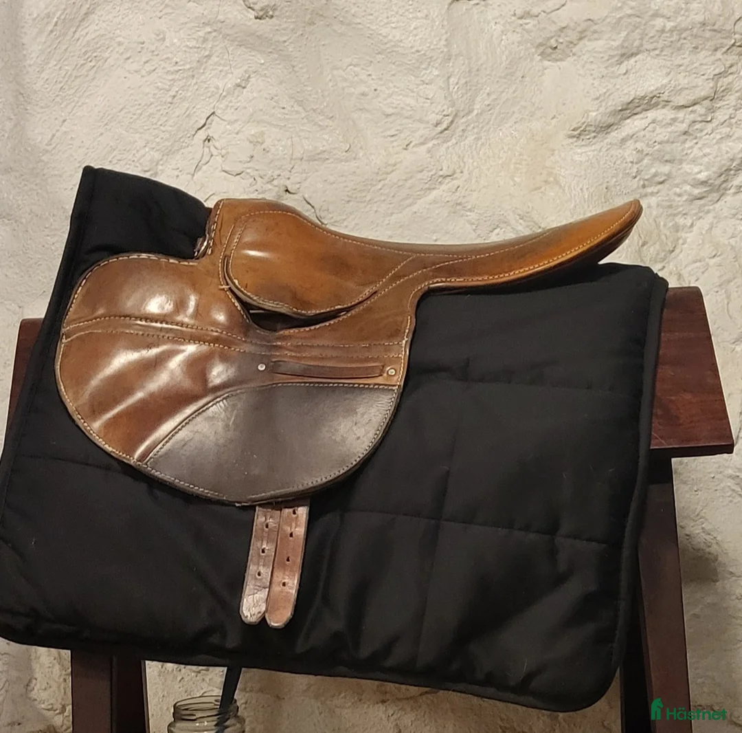Sadlar hästutrustning till salu: Gibson galoppsadel i Åstorp - Annons 1