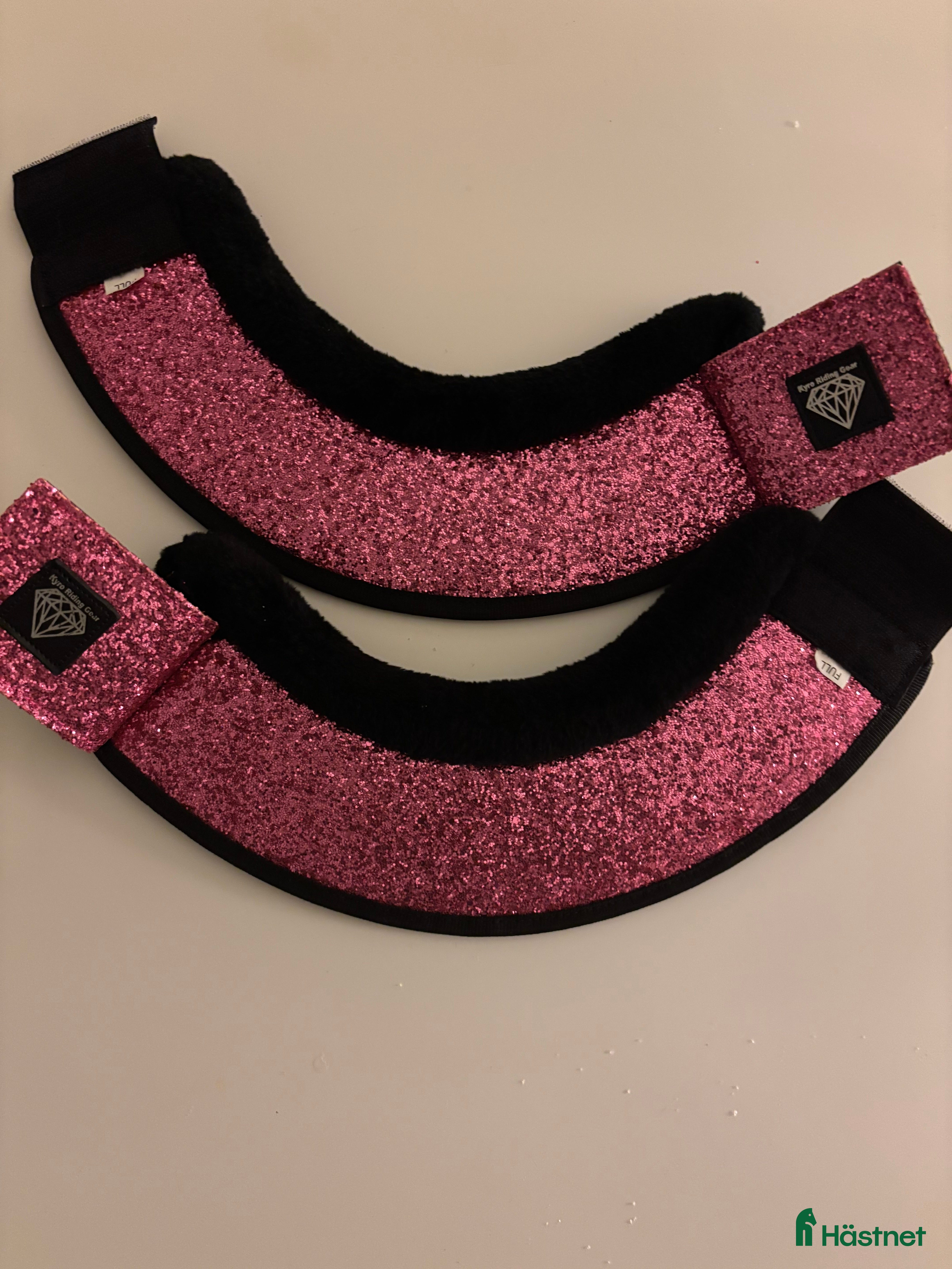 Benskydd hästutrustning till salu: Rosa glittriga boots i Visby - Annons 1