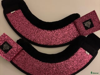 Benskydd hästutrustning till salu: Rosa glittriga boots i Visby - Annons 1