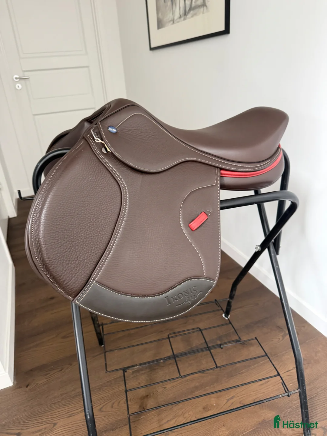 Sadlar hästutrustning till salu: Ny Ikonic Hybrid 17,5” brun - Annons 1