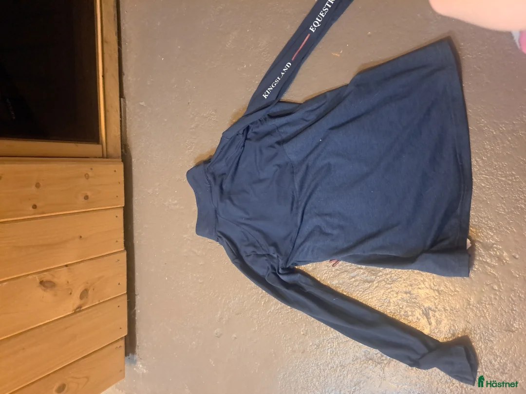 Jackor & Kavajer ryttarutrustning till salu: Fin tunn tröja i Näsum - Annons 2