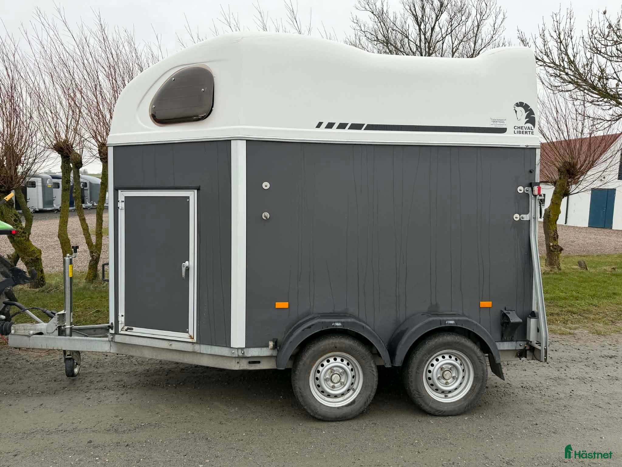 Hästtransporter  fordon & transport till salu: Mycket fin hästtransport med sadelkammare - Annons 3