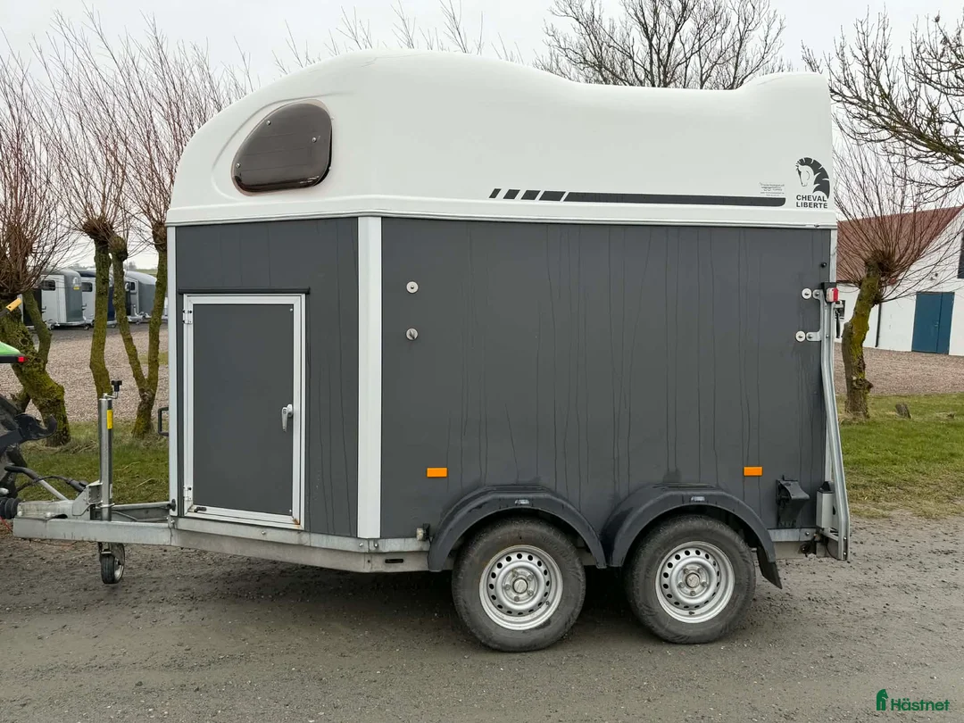 Hästtransporter  fordon & transport till salu: Mycket fin hästtransport med sadelkammare - Annons 1