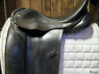 Sadlar hästutrustning till salu: Svart dressyrsadel nyomstoppad i Halmstad - Annons 1