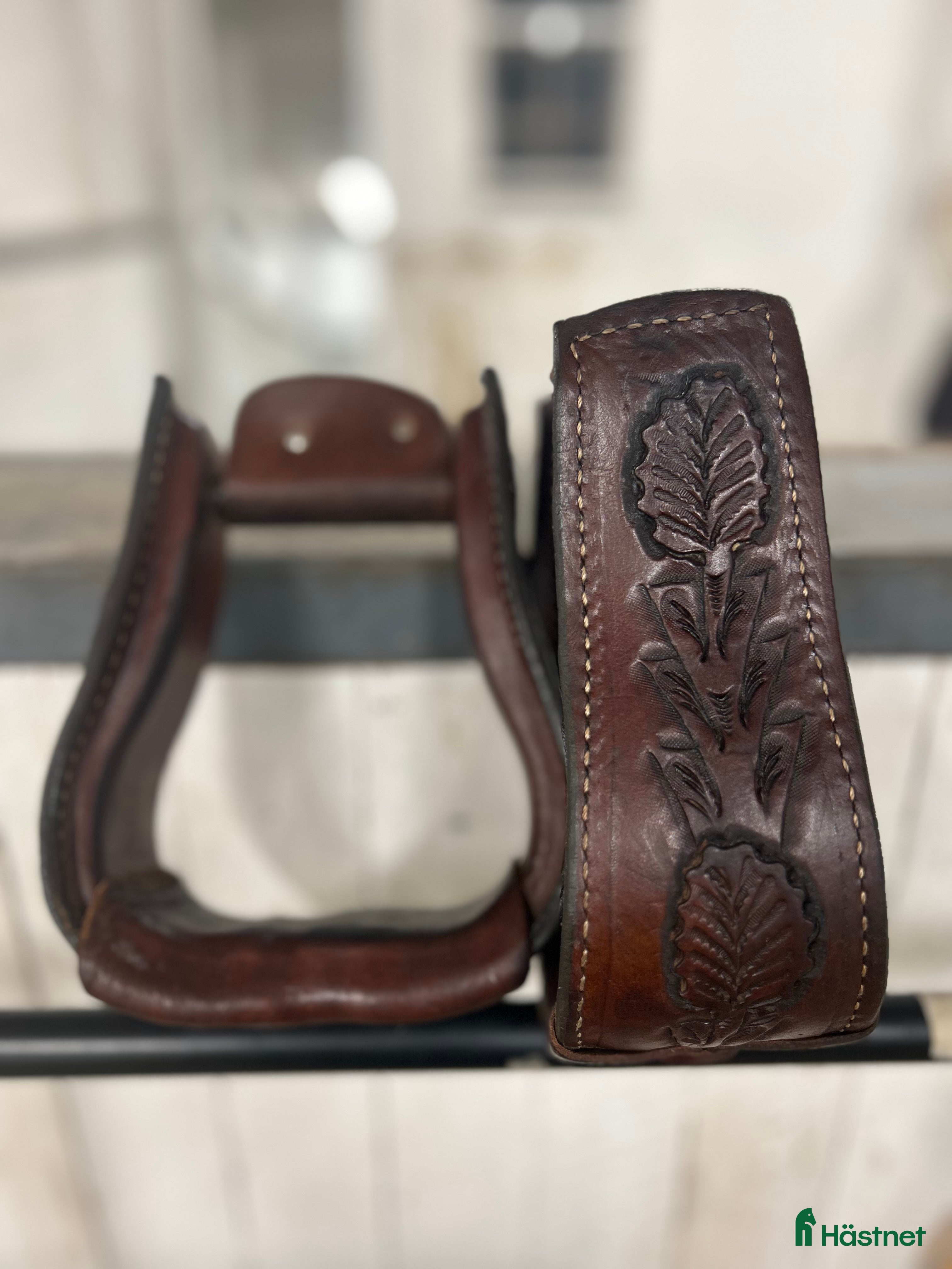 Stigbyglar hästutrustning till salu: Westernstigbyglar i Trelleborg - Annons 1