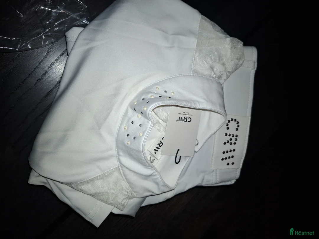 Ridbyxor ryttarutrustning till salu: Vita tävlingsridbyxor & kortärmad jumper  i Töreboda - Annons 1