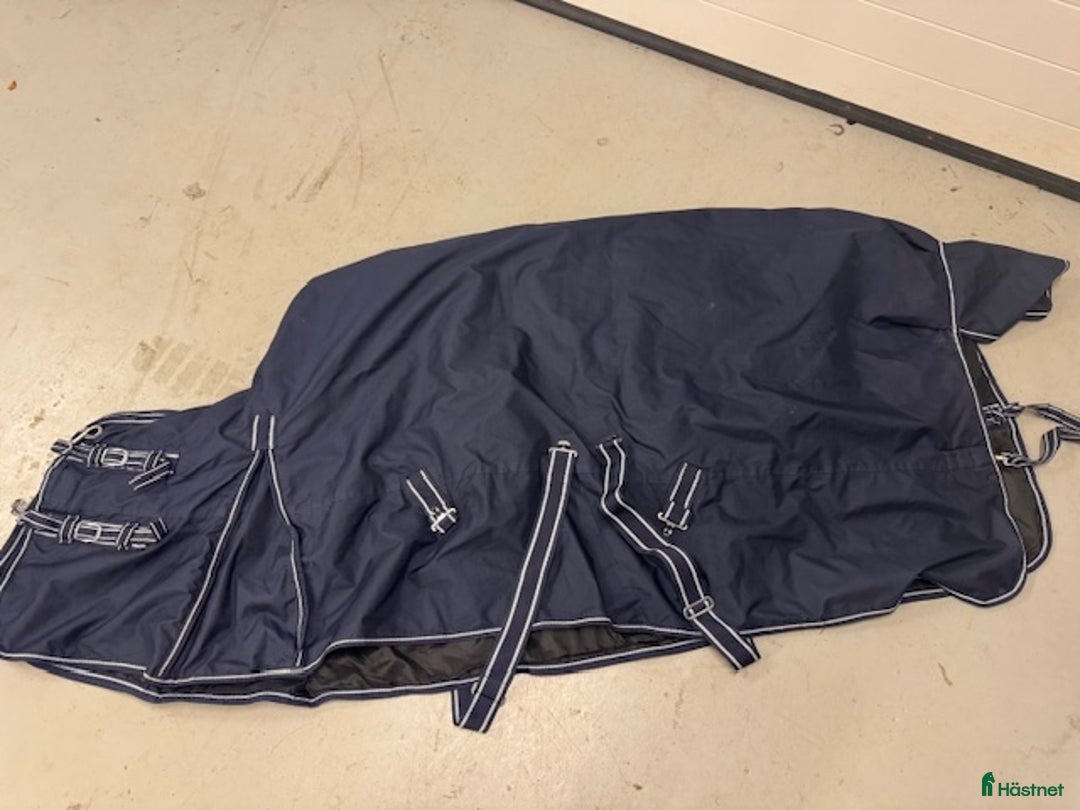 Täcken hästutrustning till salu: Utetäcke ca 200 - 250g i Täby - Annons 1