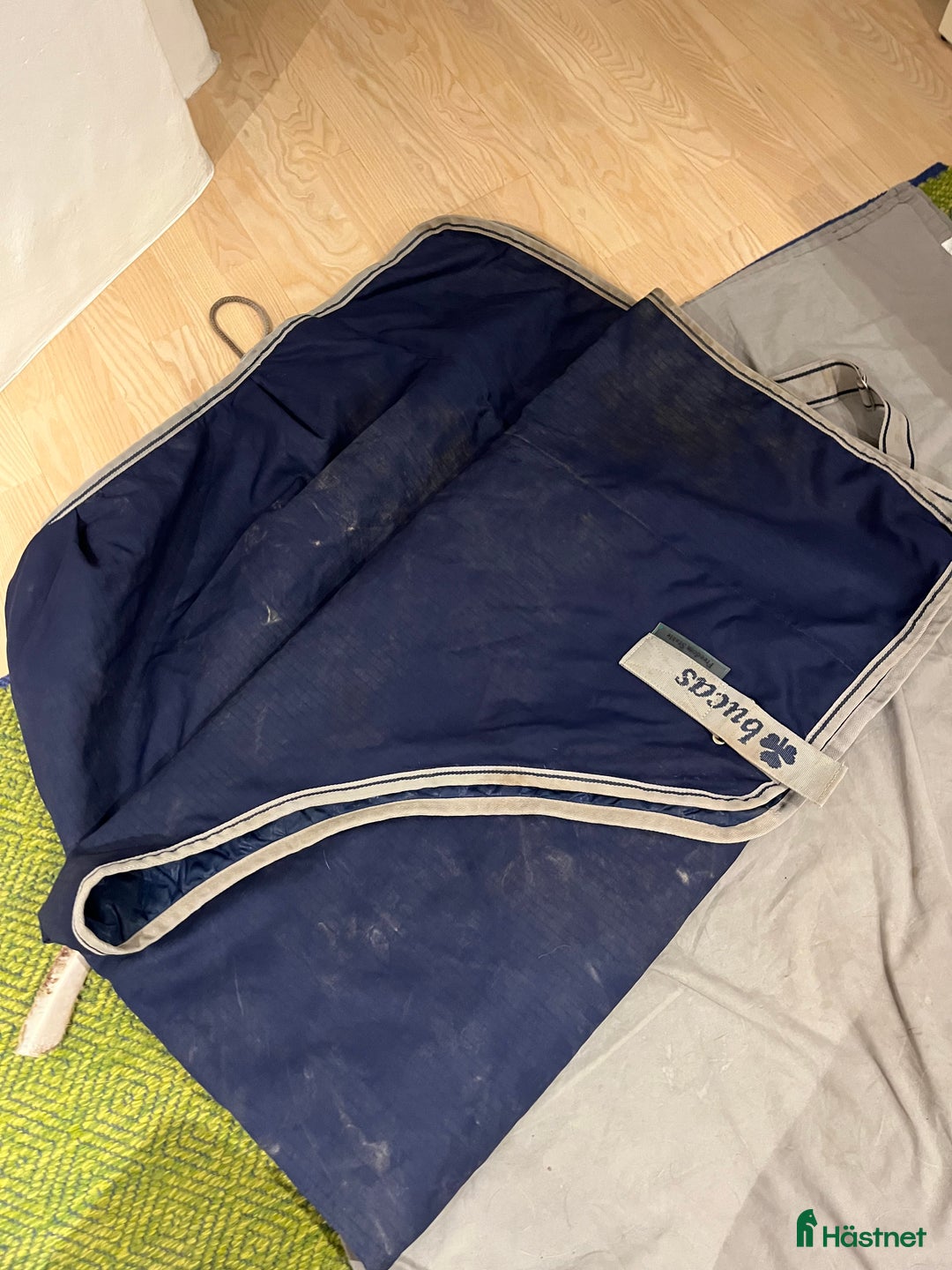 Täcken hästutrustning till salu: Bucas stalltäcke i Solna - Annons 1