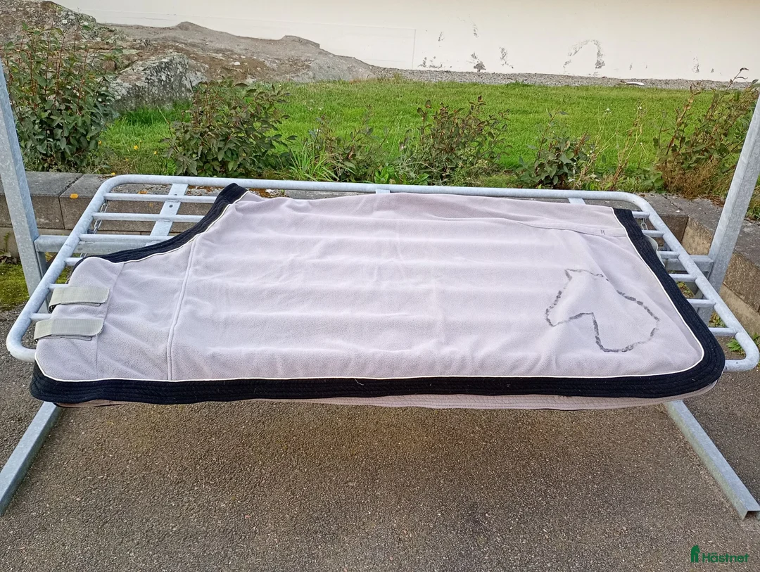 Täcken hästutrustning till salu: Fleece täcke  - Annons 1