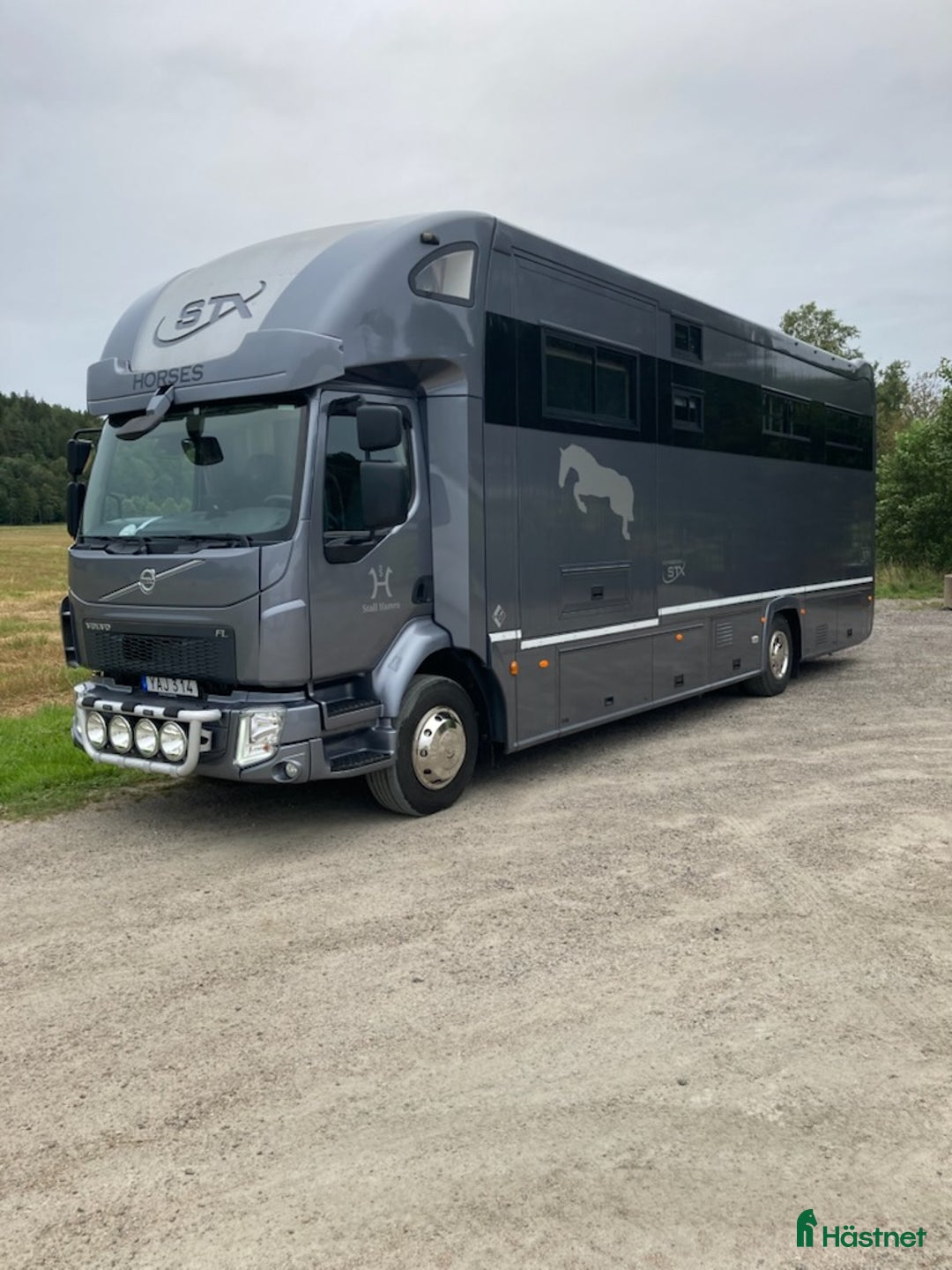 Hästlastbilar  fordon & transport till salu: STX 4-5 hästar med pop-out byggd på Volvo FL i Fjärås - Bild 1