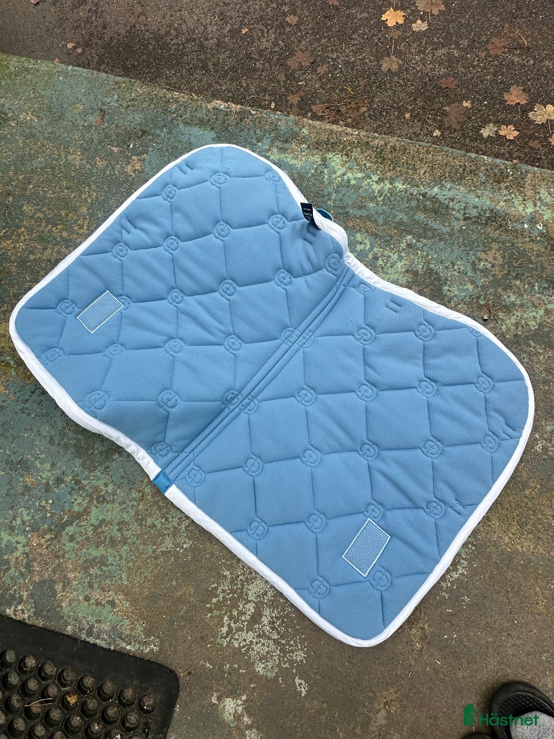 Schabrak & Vojlockar hästutrustning till salu: Fint ES schabrak💙 i Kinna - Annons 4