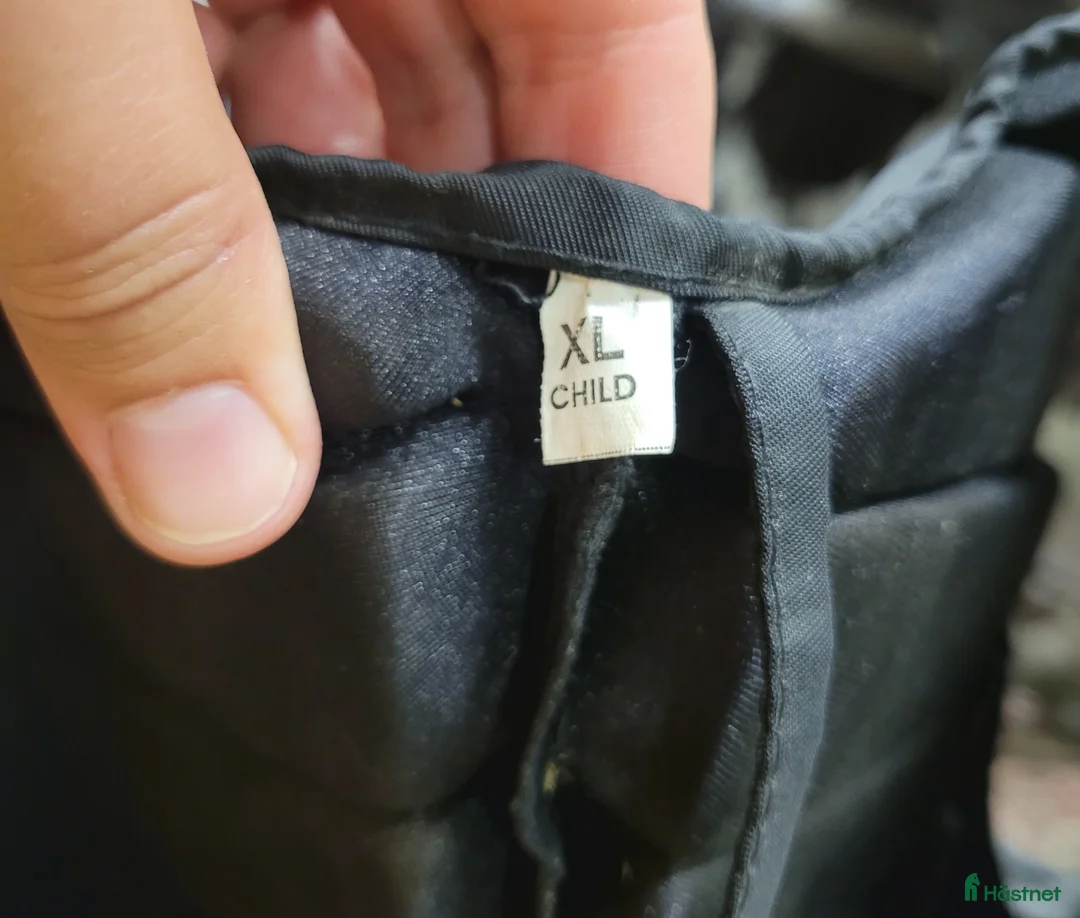 Säkerhetsvästar ryttarutrustning till salu: Säkerhetsväst 4st Airowear mfl i Norrtälje - Annons 15