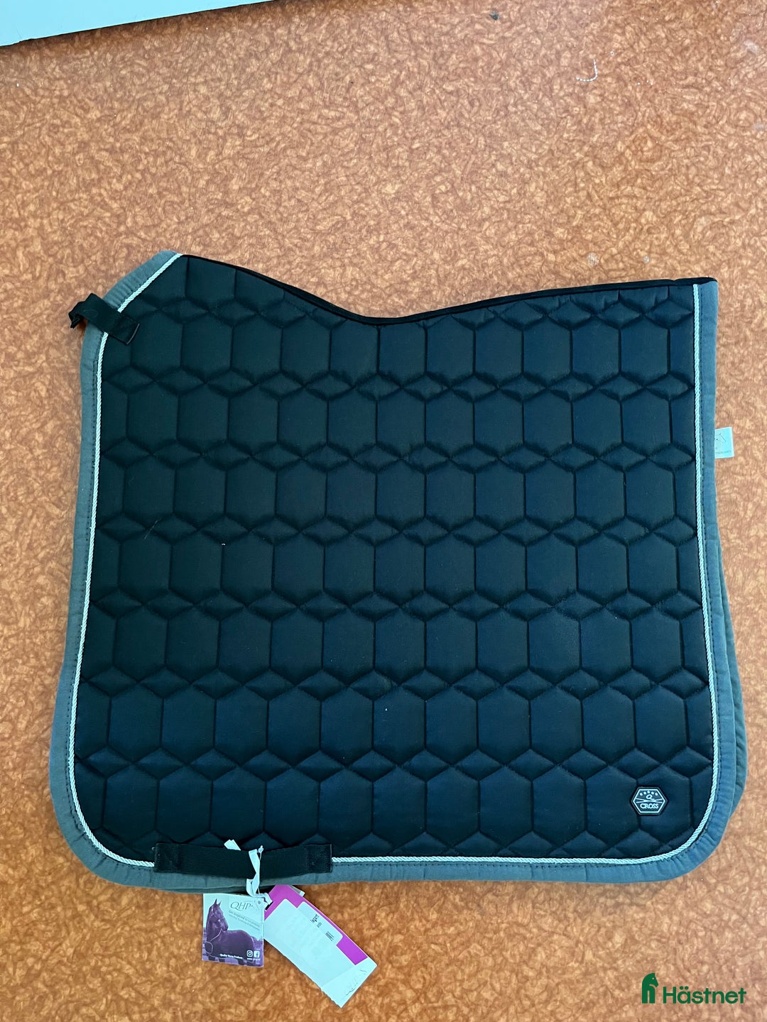 Schabrak & Vojlockar hästutrustning till salu: Dressyr schabrak QHP flera färger  i Älvsered - Annons 3