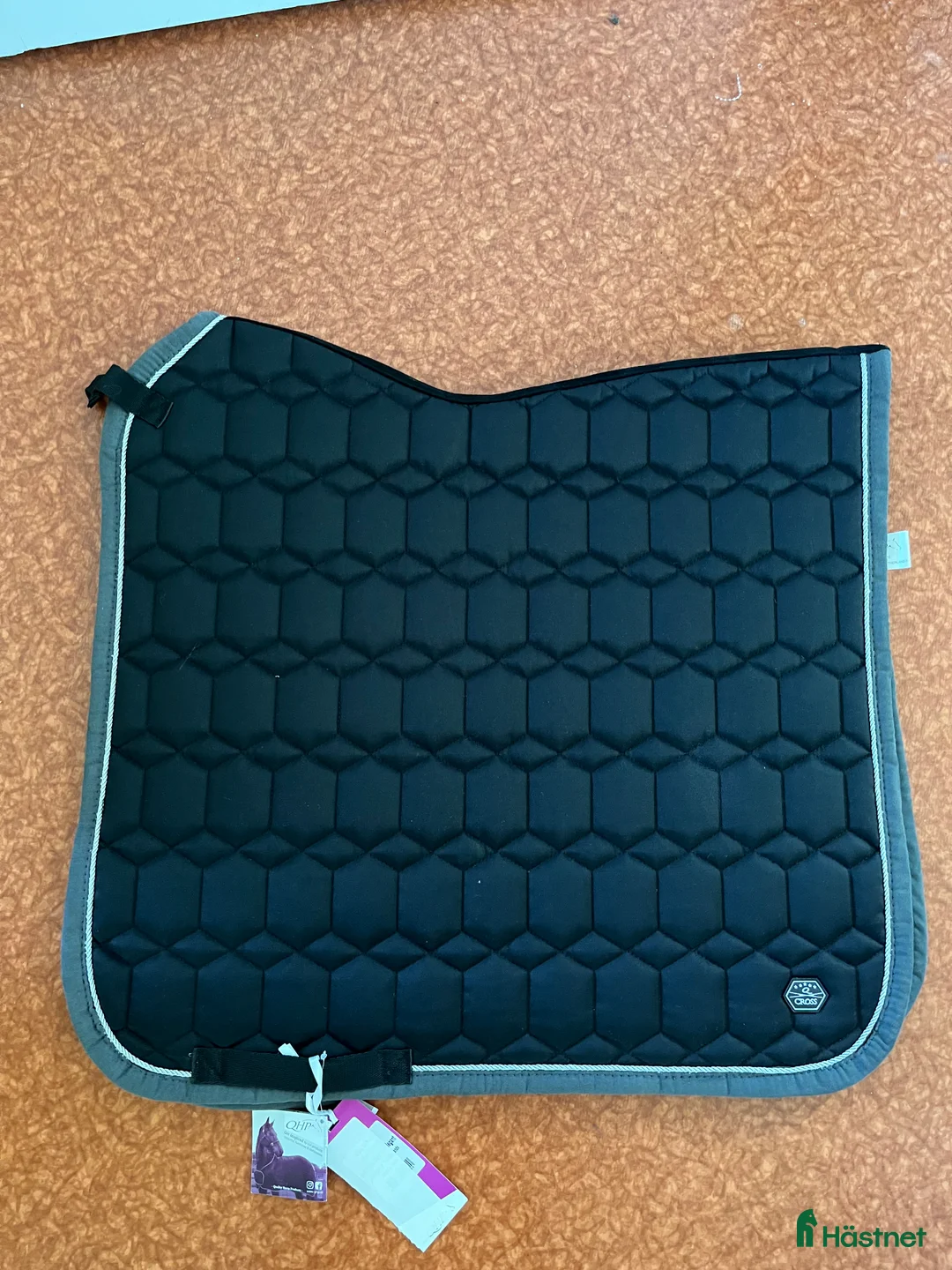 Schabrak & Vojlockar hästutrustning till salu: Dressyr schabrak QHP flera färger  i Älvsered - Annons 3