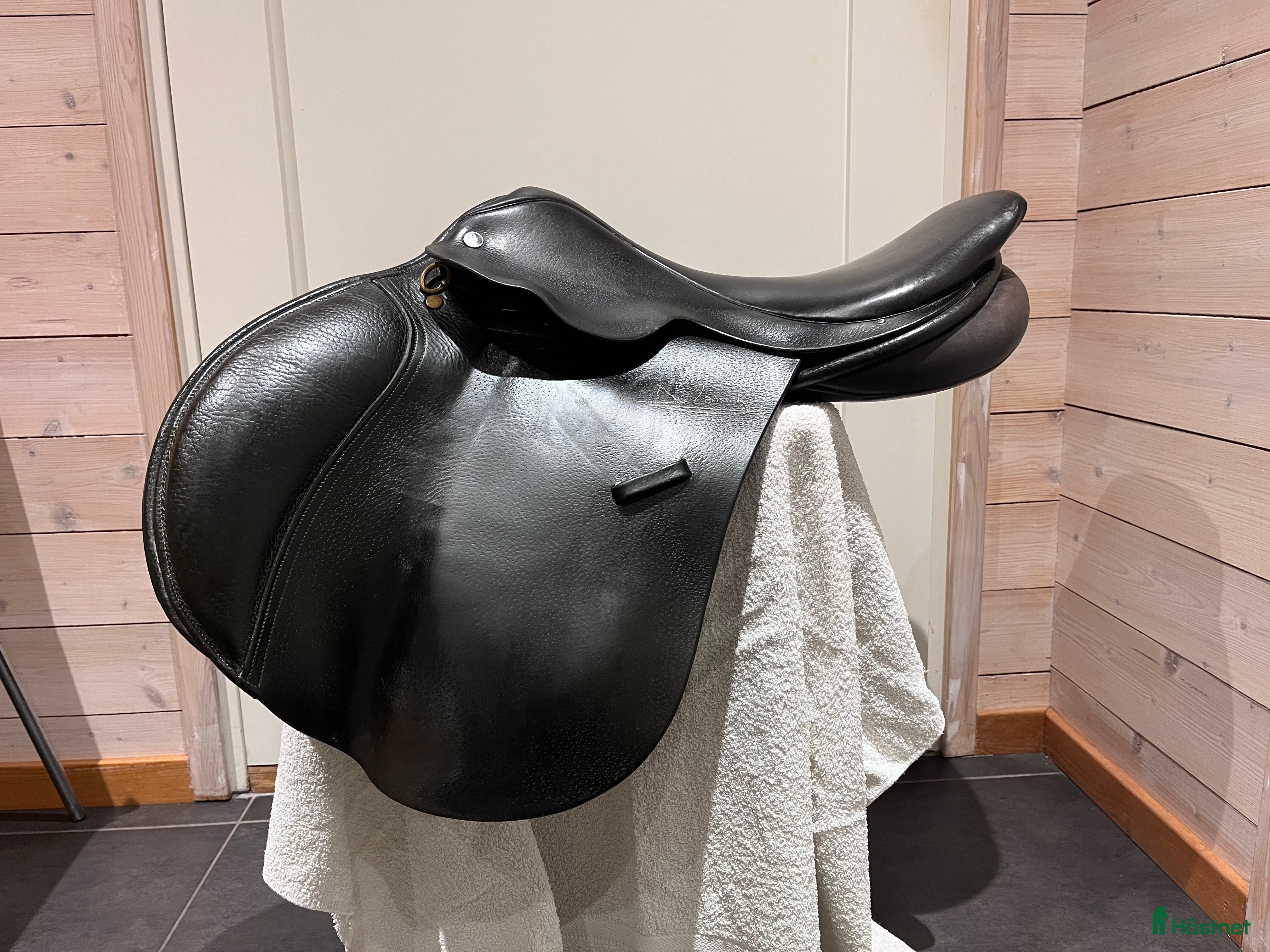 Sadlar hästutrustning till salu: Jos lansink svart hoppsadel i Mariefred - Annons 6