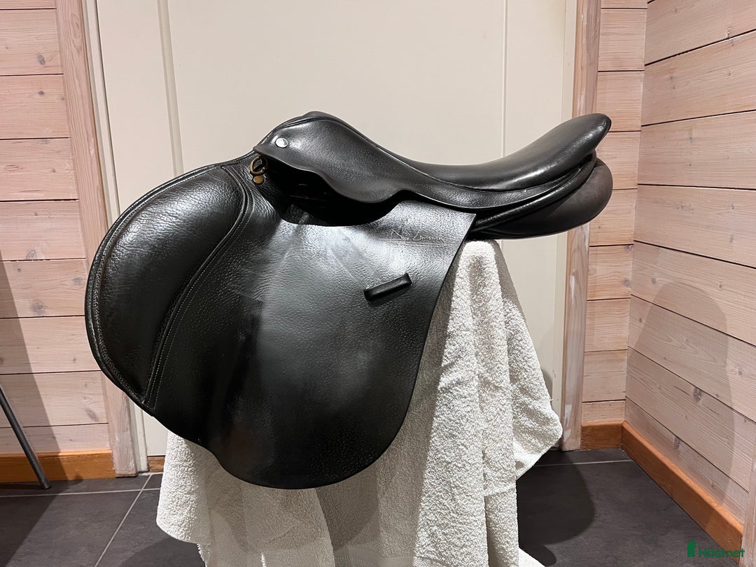 Sadlar hästutrustning till salu: Jos lansink svart hoppsadel i Mariefred - Annons 1