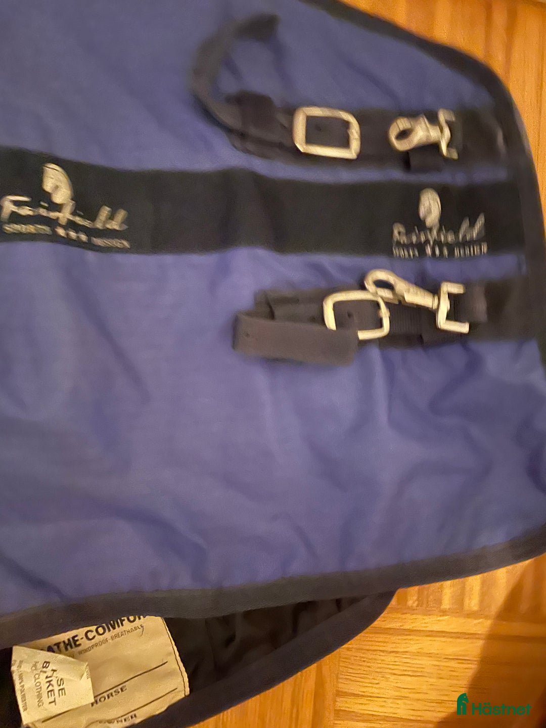 Täcken hästutrustning till salu: Täcke med hals i Malmö - Annons 2