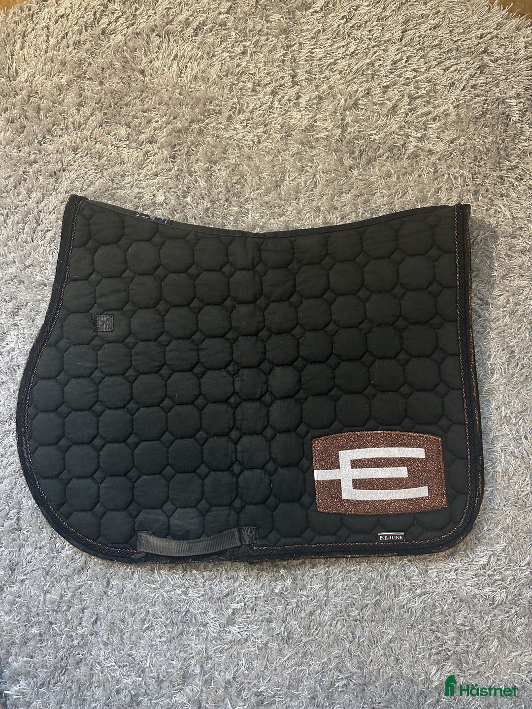 Schabrak & Vojlockar hästutrustning till salu: Fint E-logga schabrak i Uddevalla - Annons 1
