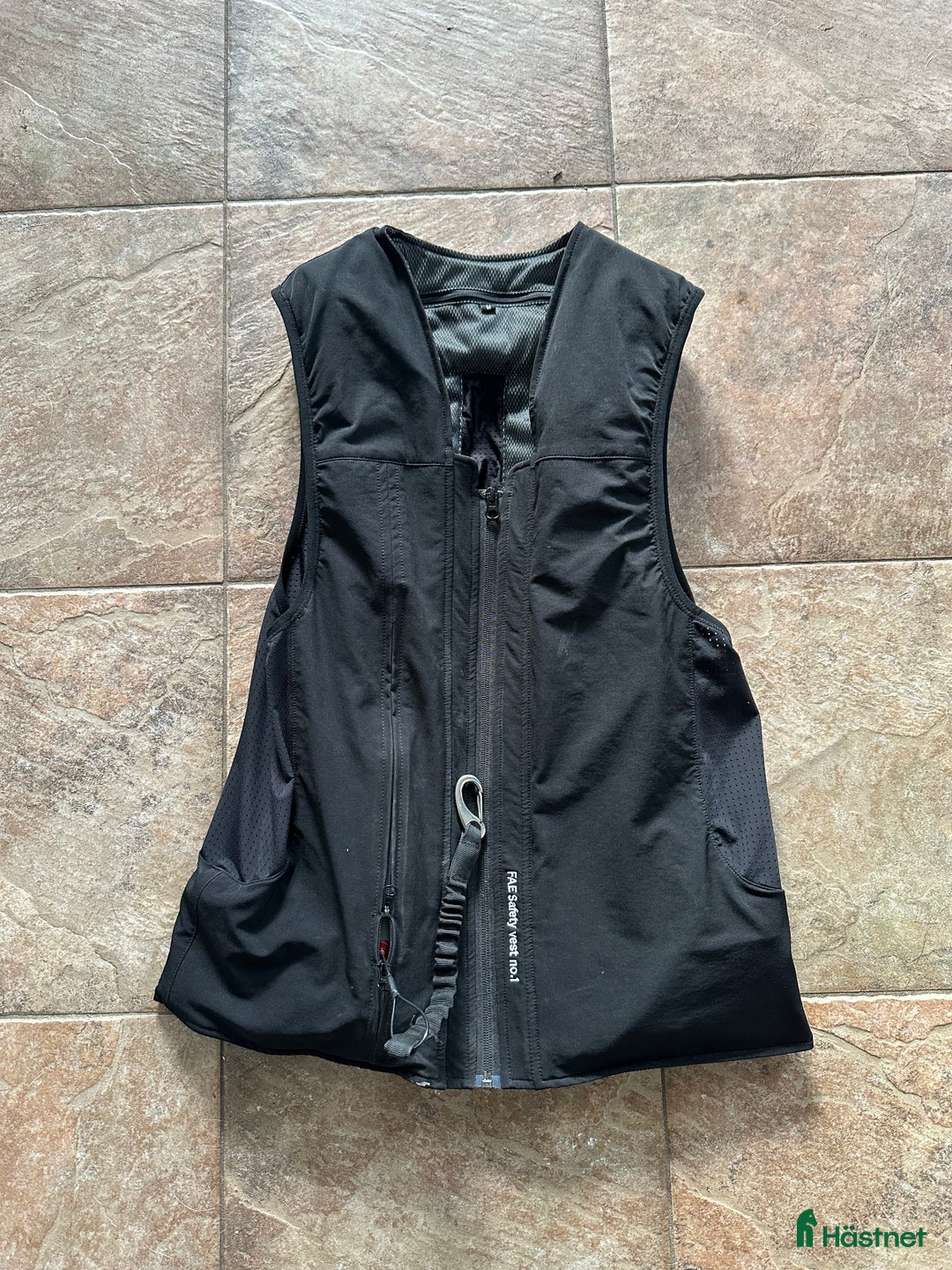 Säkerhetsvästar ryttarutrustning till salu: Airbagväst storlek M  i Björkvik - Annons 1