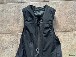 Säkerhetsvästar ryttarutrustning till salu: Airbagväst storlek M i Björkvik - Annons 1