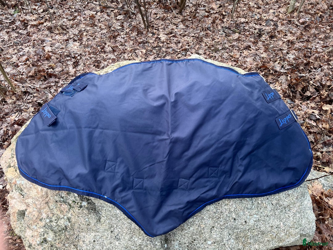 Täcken hästutrustning till salu: Lippe utetäcke i Kvicksund - Annons 2