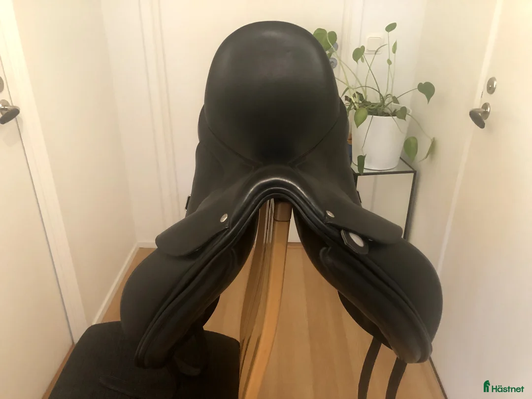 Sadlar hästutrustning till salu: Dressyrsadel Bates Innova 17,5"  i Landvetter - Annons 2