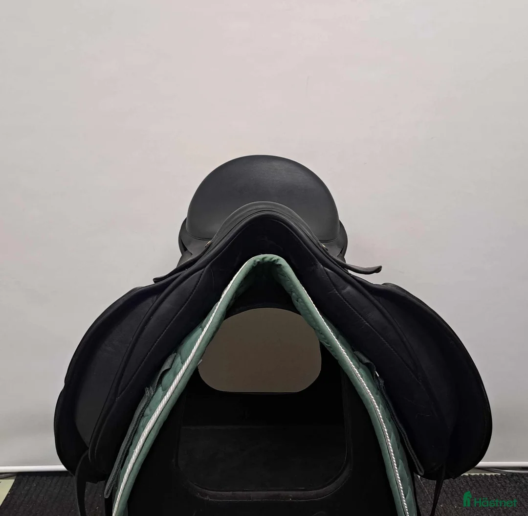 Sadlar hästutrustning till salu: Ideal Jessica 16,5 M i Färnäs - Annons 2