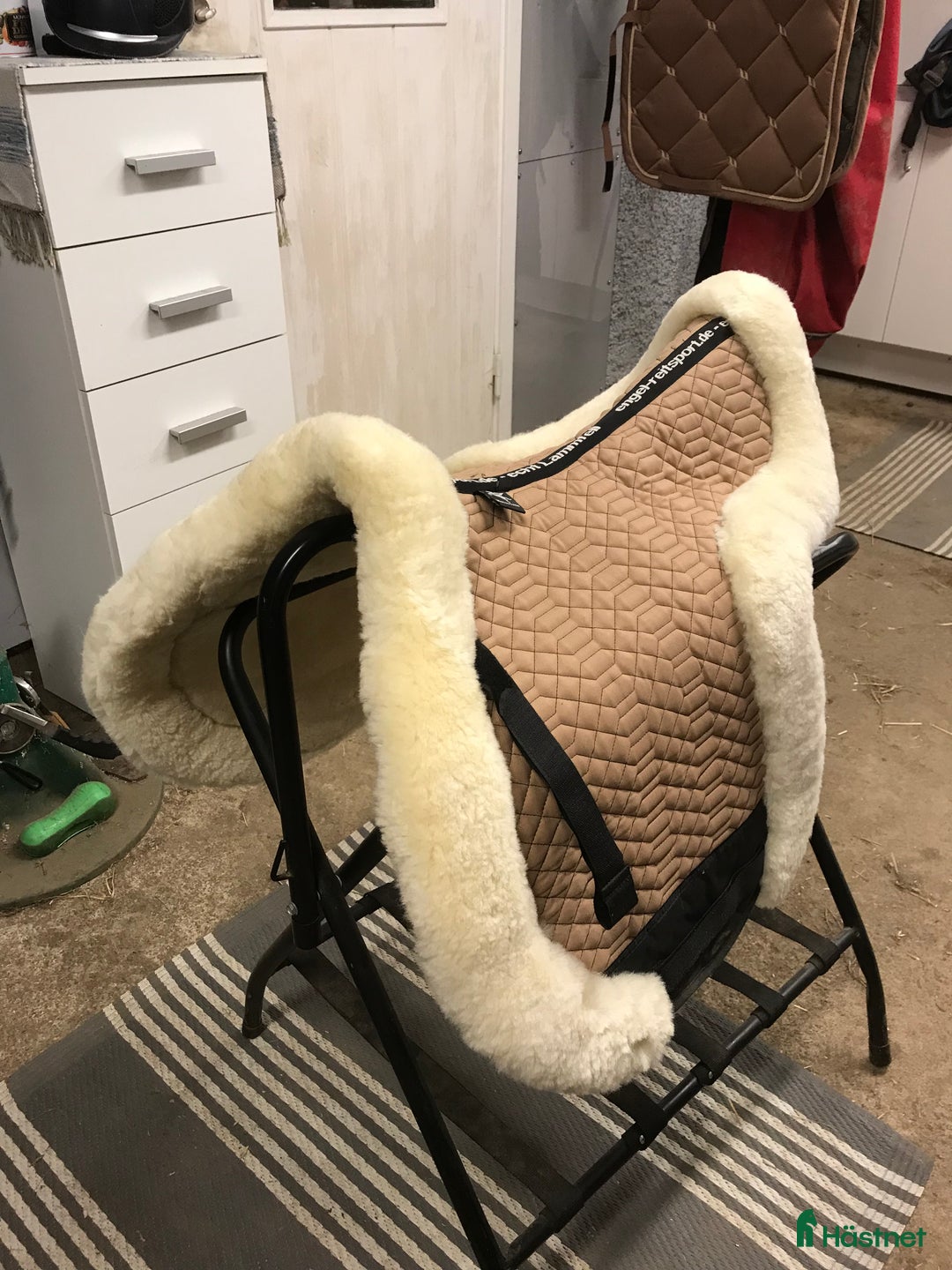 Schabrak & Vojlockar hästutrustning till salu: Lammskinnsvojlok i Sturefors - Annons 2